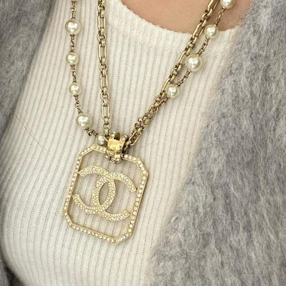 Chanel medallion necklace with Pearl chain